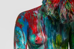 Shintaku Kanako_Cuerpos desnudos saturados de color